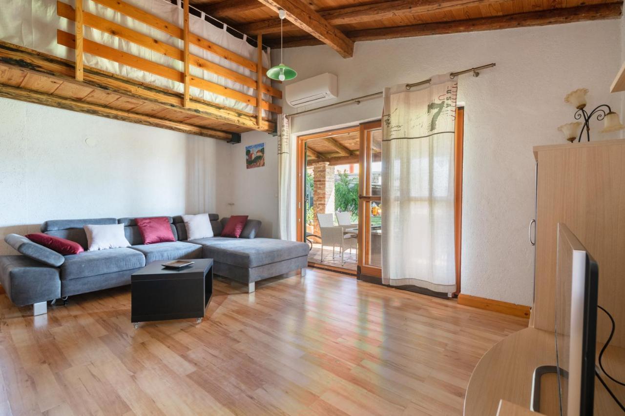 House Boris Apartment Loborika ภายนอก รูปภาพ